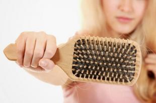 Почему выпадают волосы — всё о причинах и лечении