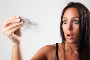 Сильно выпадают волосы - что делать: основные причины и эффективное лечение